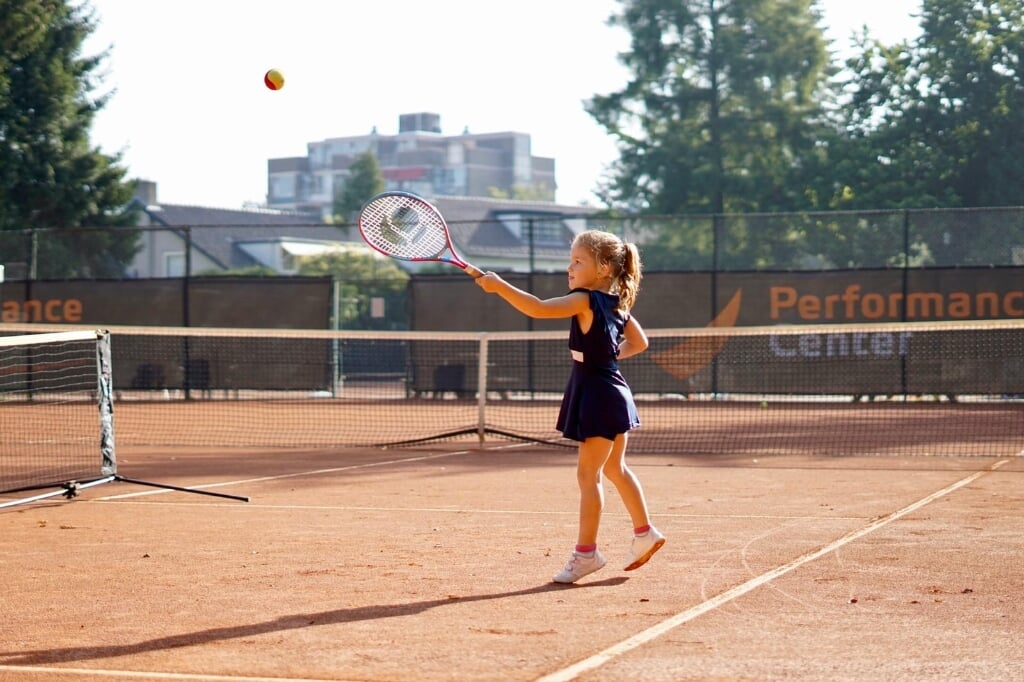 Kennismaking met tennis door een jong meisje.