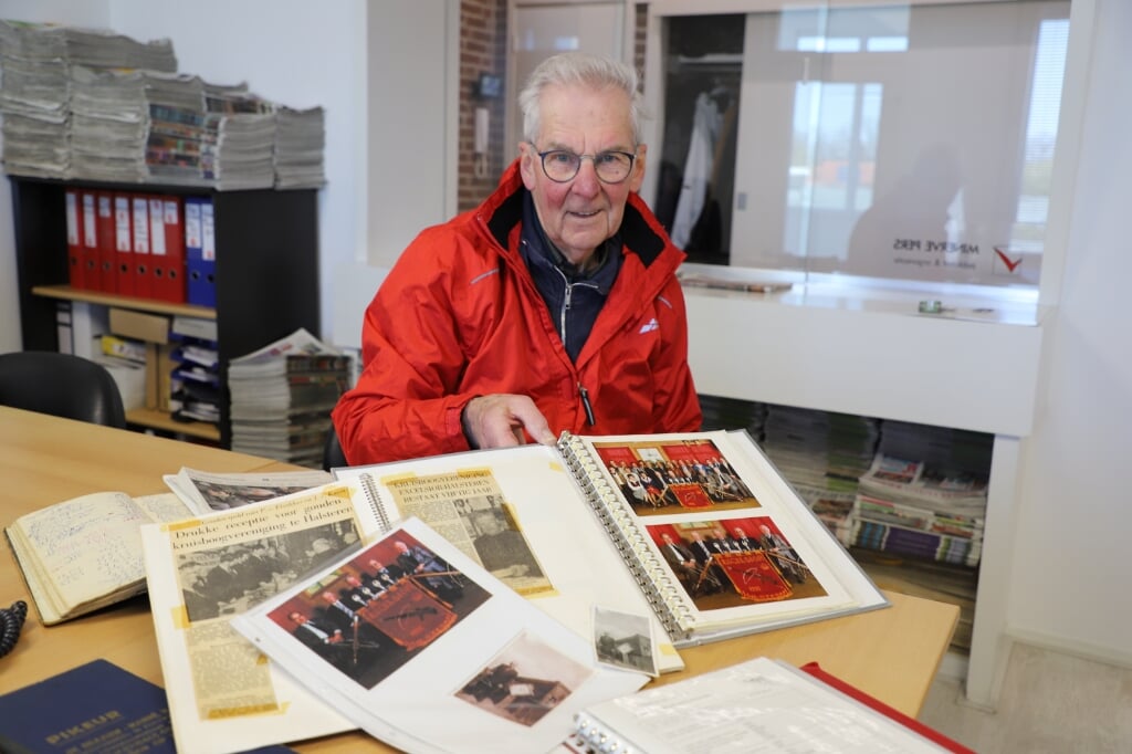 Piet Groffen toont oude foto's van Excelsior.
