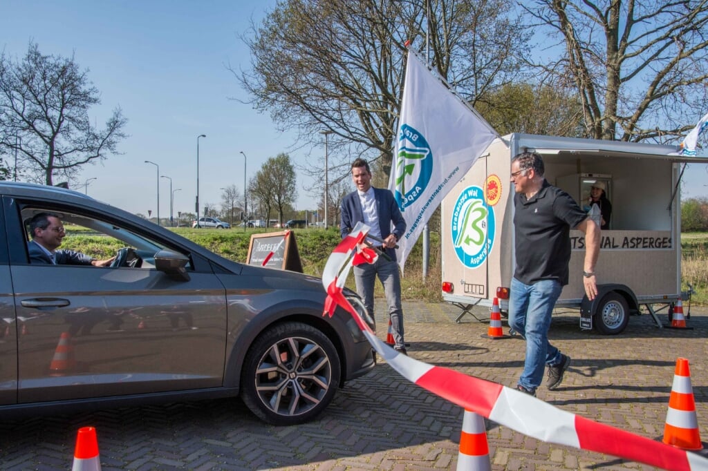 Burgemeester Adriaansen opende vorig jaar de drive-thru.