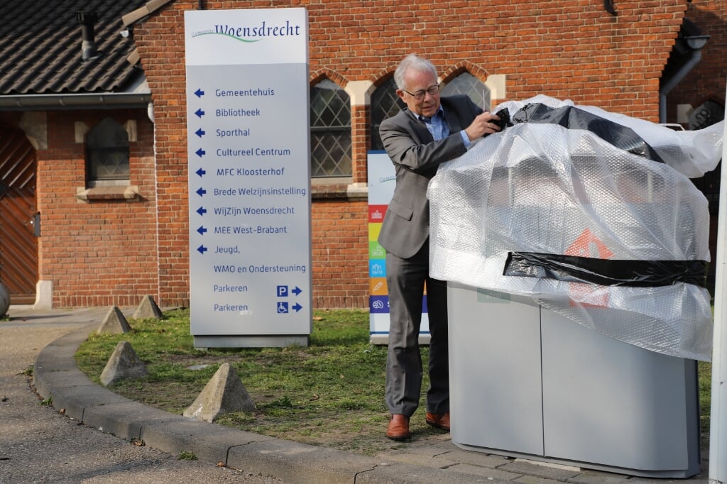 Wethouder Henk Kielman onthult de afvalscheidingsbak voor het gemeentehuis. 