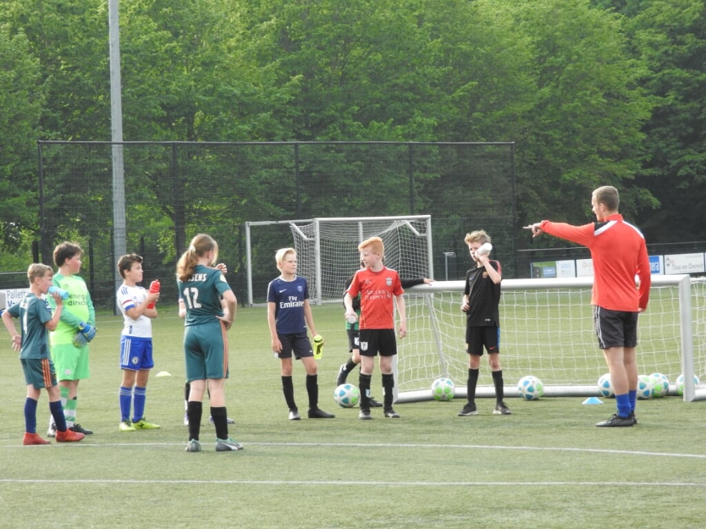 WVV’67 jeugd luistert aandachtig naar trainer Quirijn Schevenhoven.
