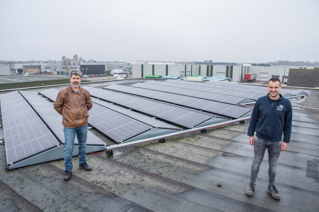 Jimmy de Rond van Autobedrijf J. de Rond en Marcel Rijk van MR-Solar bij de zonnepanelen op het dak van het autobedrijf in Hoogerheide. 