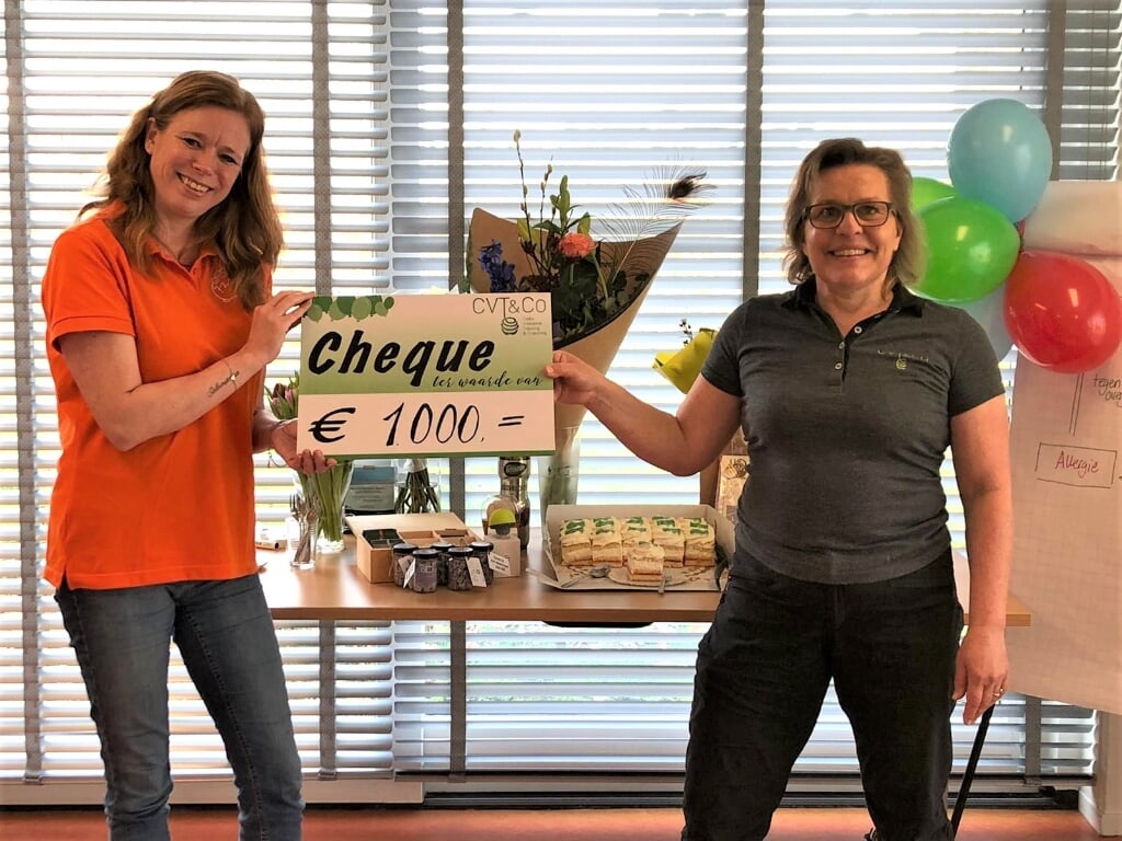 Ciska Vriesema (rechts) doneert cheque aan Hilde Bruning van Stichting Kip en Apie.