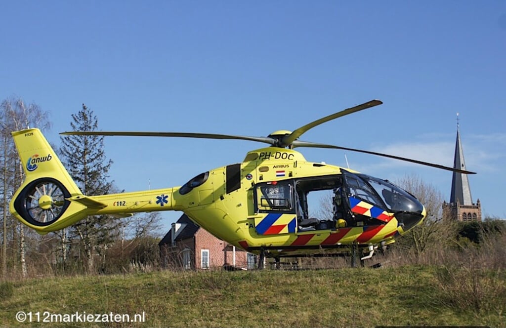 De traumahelikopter landt op het terrein.    Aan de Scheldeweg in Hoogerheide.