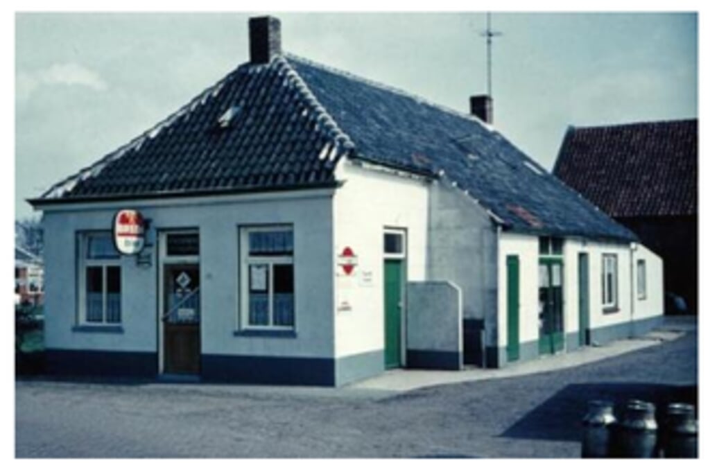 Het vroegere café Excelsior van Van Elzakker.Aan de Buurtweg, waar 100 jaar geleden Kruisboogvereniging Excelsior werd opgericht.
