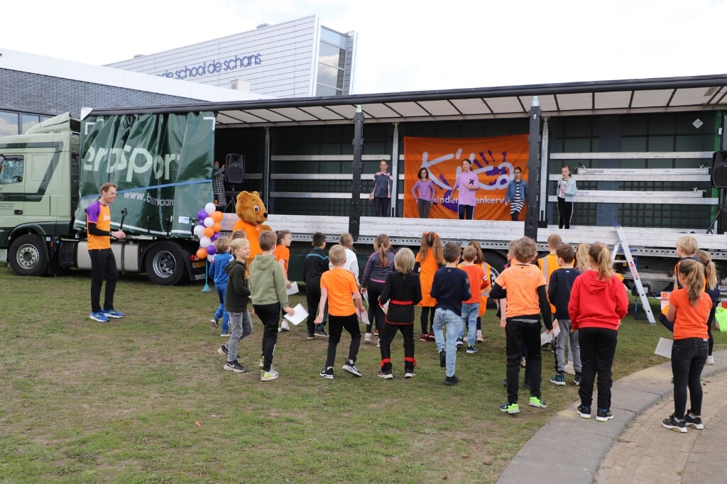 Warming-up voor de sponsorloop op basisschool De Toermalijn ten bate van KiKa. 