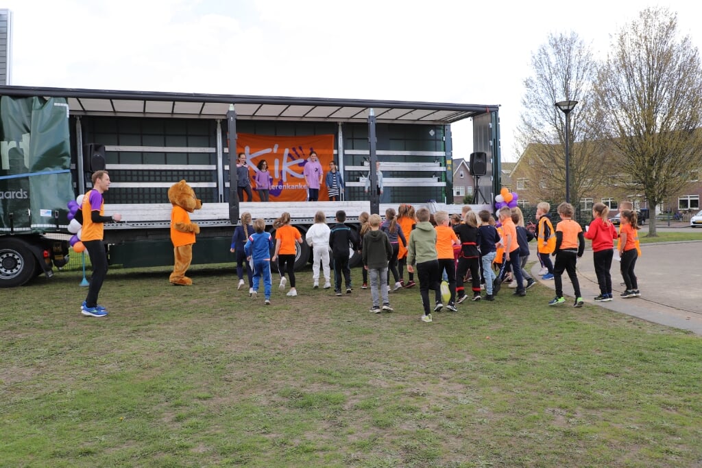 Warming-up voor de sponsorloop op basisschool De Toermalijn ten bate van KiKa. 