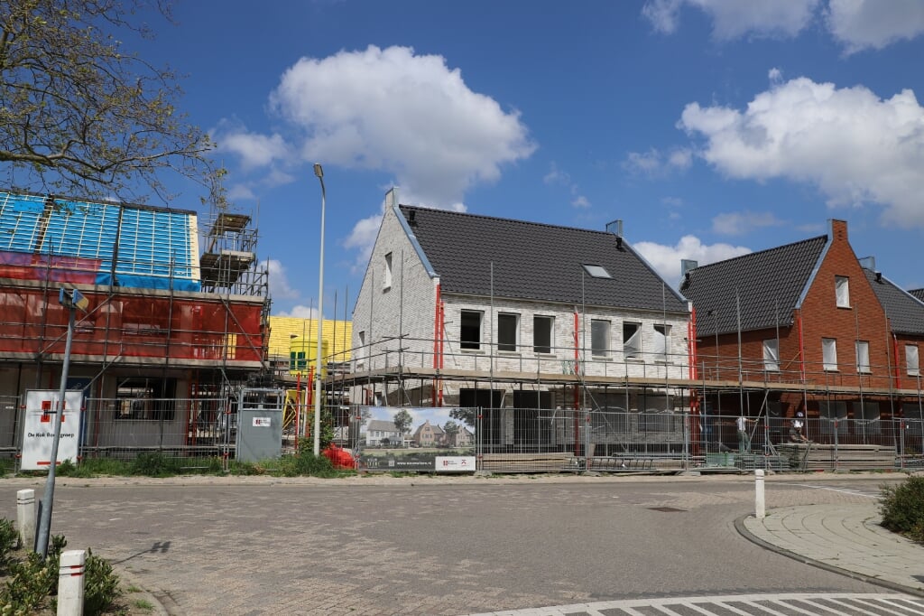 Nieuwbouw aan de Wouwseweg in Halsteren vordert.