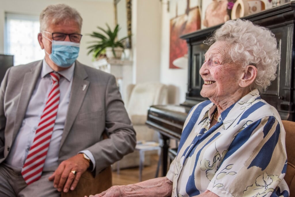 Burgemeester Petter met de 100-jarige mevrouw Jansen.