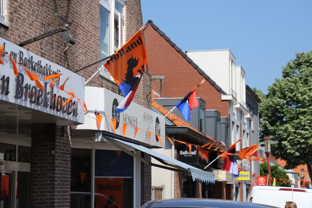 Raad het aantal kleine oranje vlaggetjes in de hele straat en win een prijs!