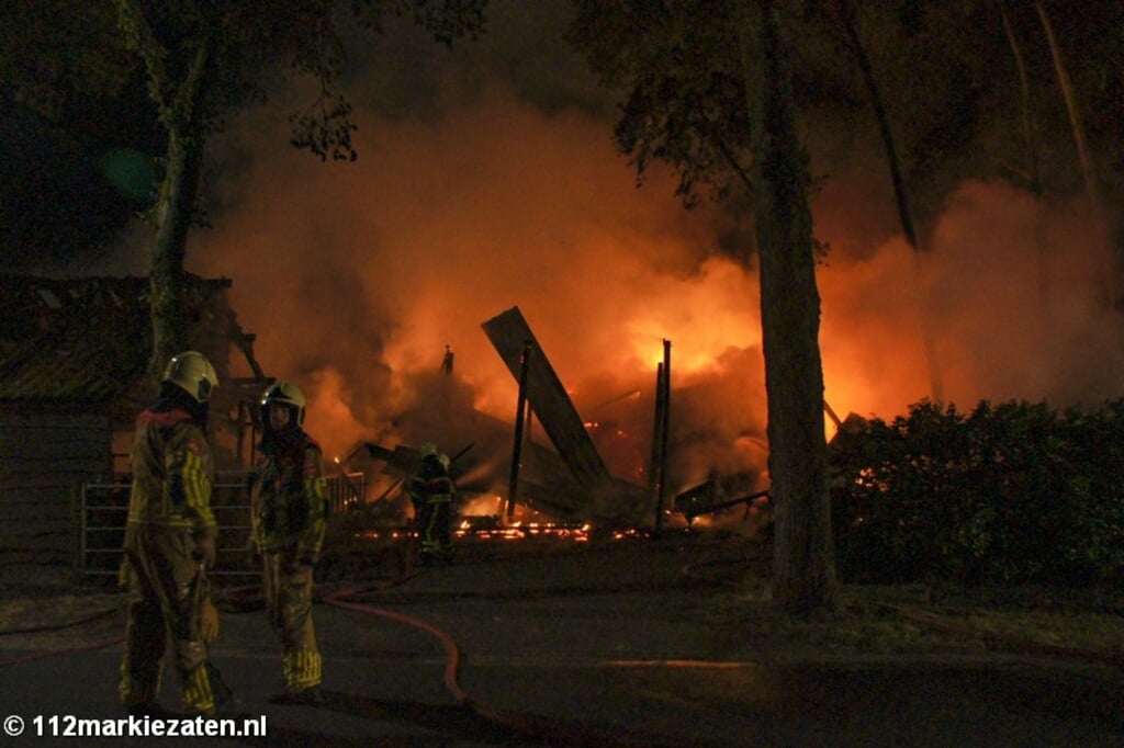 Bij een grote brand aan de Koppelstraat in Putte gingen twee schuren volledig verloren. 