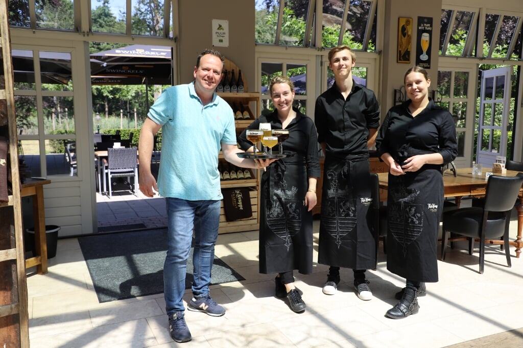 Tim Berendsen en enkele stagiaires die het vak komen leren in Brasserie Abdijbos op de Volksabdij.