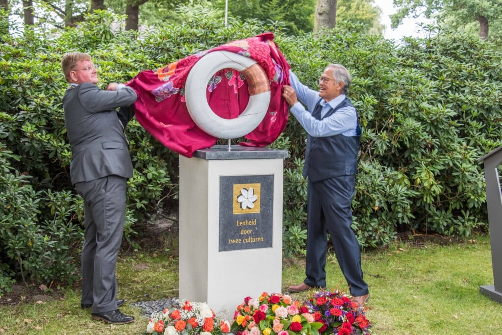 Loco-burgemeester Patrick van der Velden en Henk Beijen onthullen het monument.