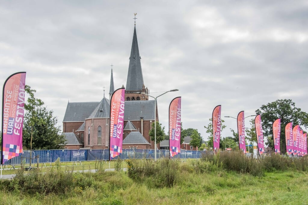 Vlaggen van het Brabantse Wal Festival dat eigenlijk zou plaatsvinden op het terrein aan de Scheldeweg op de dag van de finish van de Beneluxtour in Hoogerheide. Het evenement kon niet doorgaan vanwege corona-maatregelen vanuit de overheid.