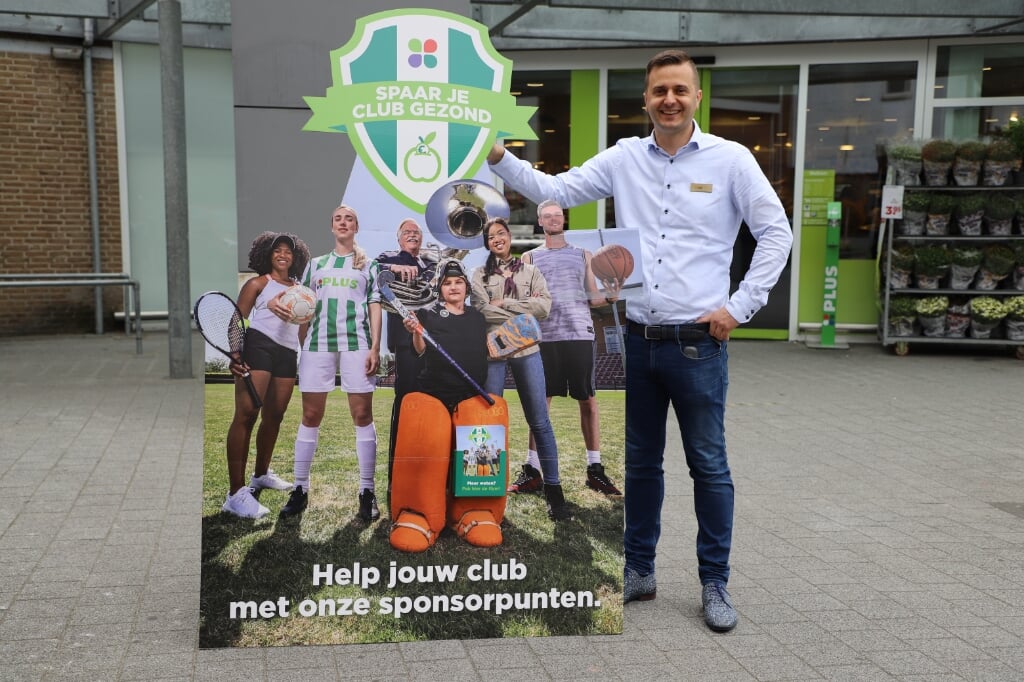 Rik Linssen van PLUS Halsteren met het promotiebord van de sponsorpuntenactie voor plaatselijke verenigingen. 