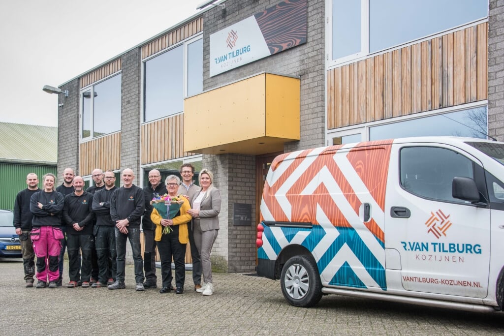 Familie van Tilburg en medewerkers van het 50-jarige bedrijf Van Tilburg Kozijnen.