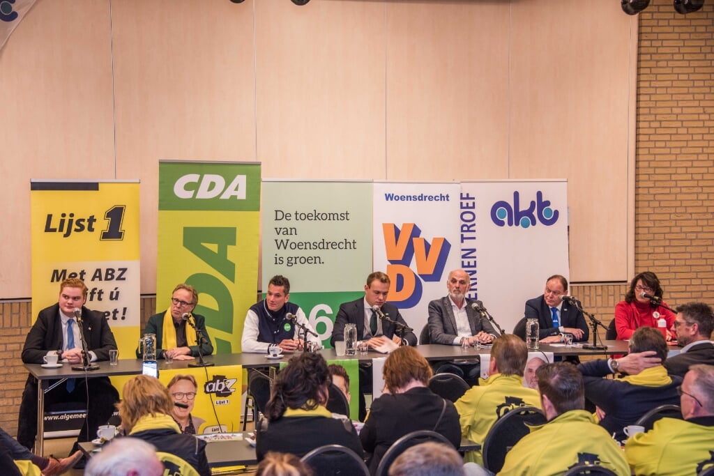 Lijsttrekkers van de zeven politieke partijen die in gemeente Woensdrecht meedoen aan de verkiezingen tijdens de debatavond in Huijbergen. 