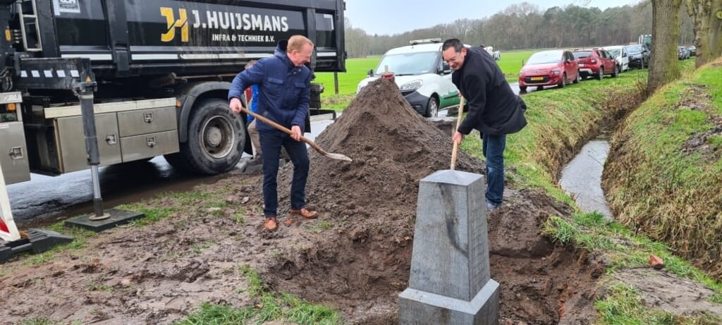 Plaatsen nieuwe grenssteen door de burgemeesters van Woensdrecht en Kalmthout (België).