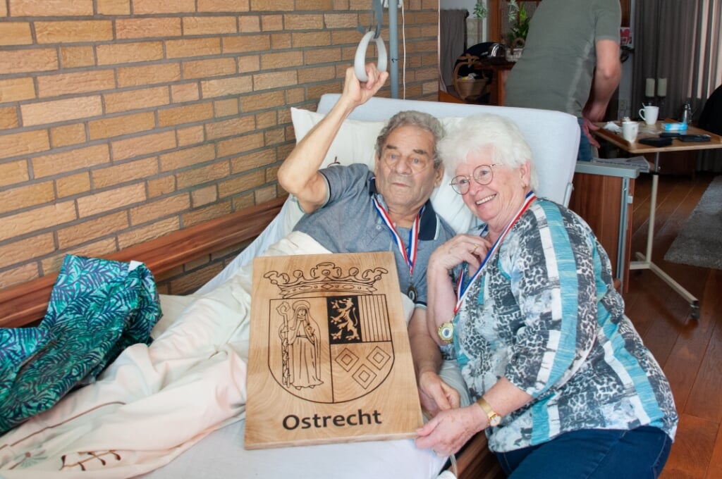 Het Ostrechts Lintje werd uitgereikt aan Piet en Jaan Mathijssen.