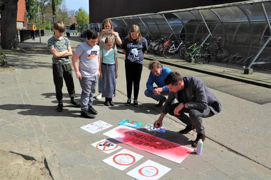 Actie vanuit school Klim-Op en wethouder tegen hondenpoep in park. 