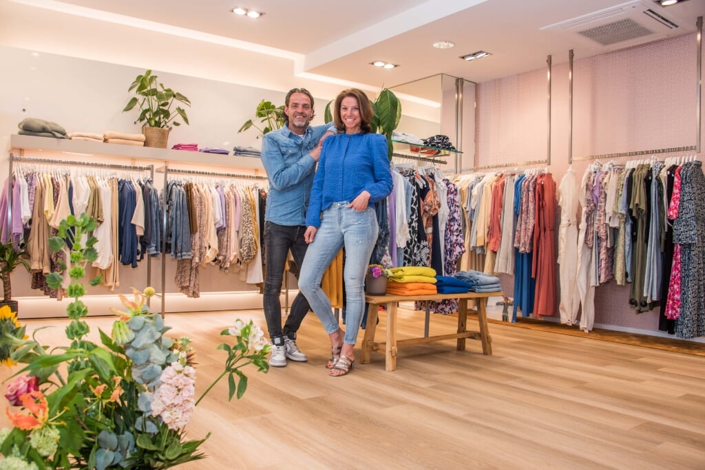 Jessica en Lou van den Broek in hun nieuwe modezaak in Hoogerheide.