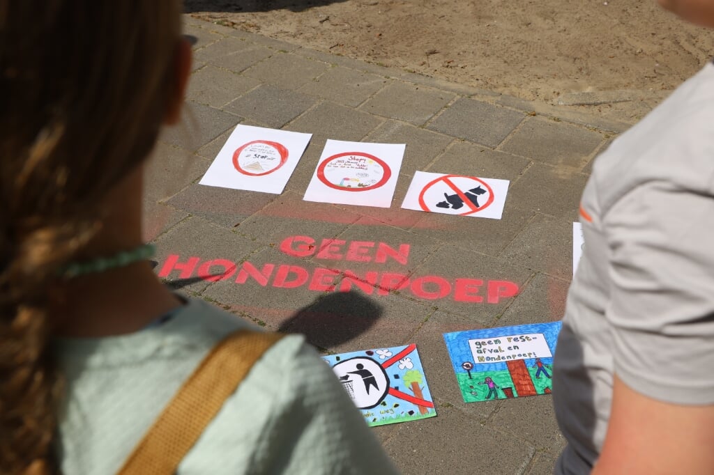 Actie vanuit school Klim-Op en wethouder tegen hondenpoep in park.