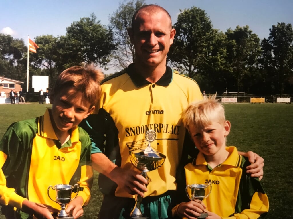 2001: Mauro Boer, Giacomo Terrana en Gino Boer winnaar Kapper Jaap Penaltybokaal.Foto rechts: 2011: Afscheid Patrick Schrier 