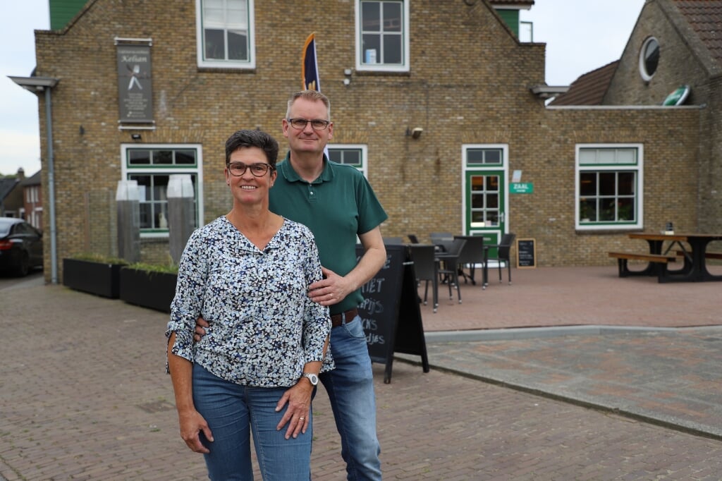 Kees en Lilian de Ron voor hun Cafetaria-eethuis Kelian in Lepelstraat.