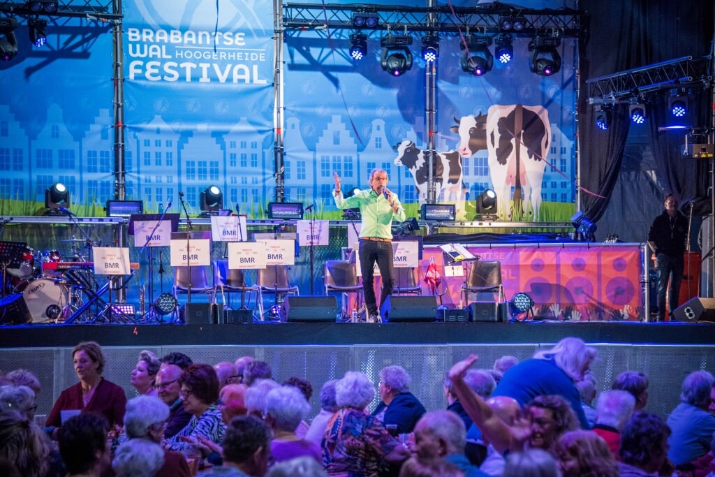 Muziek is een rode draad in het leven van Ron van Hoof, hier schittert hij op het Brabantse Wal Festival.