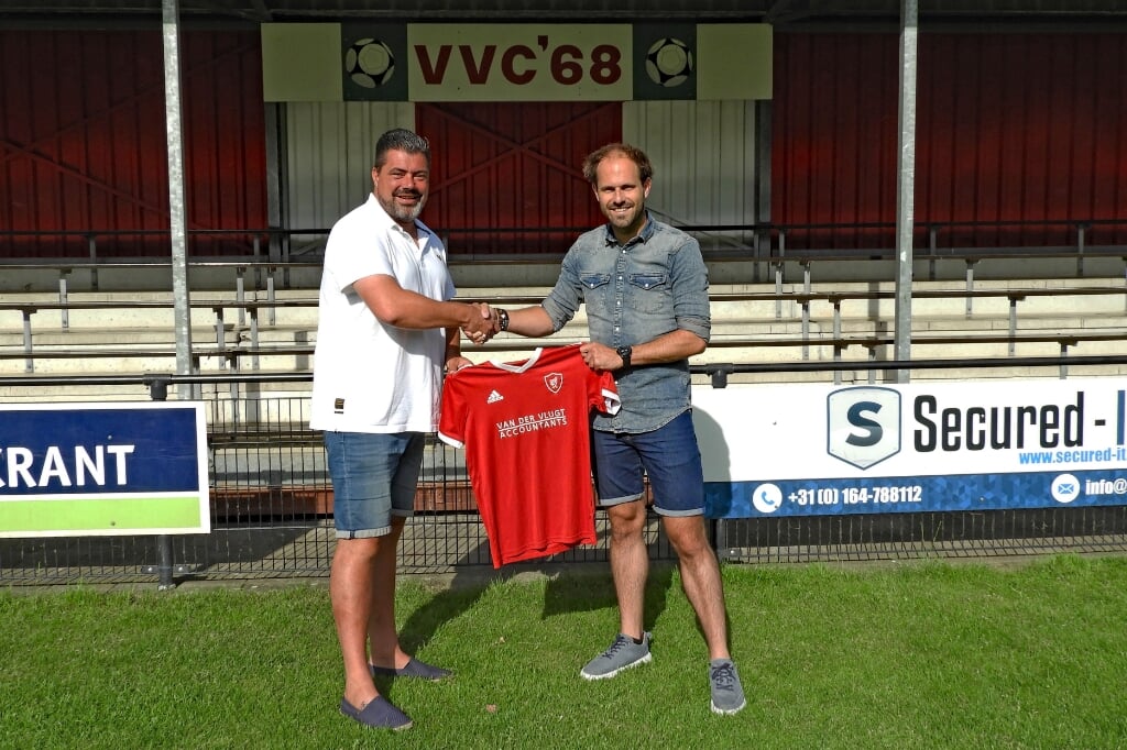 Stijn Baarendse (rechts) krijgt het VVC-shirt aangeboden door voorzitter van Okkenburg.