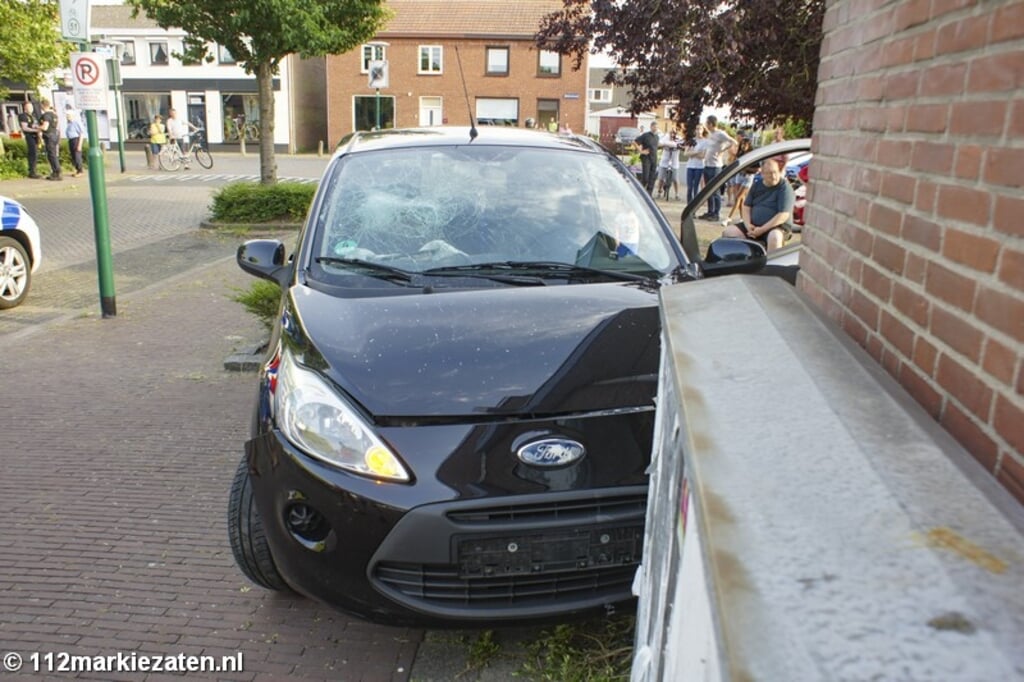 Auto belandt tegen pand aan Zuster Marie Adolphinestraat in Ossendrecht.