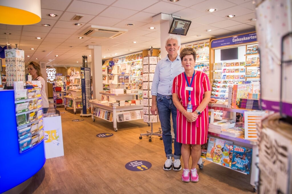 Ruud en Loes Sondag in hun Primera-winkel in Halsteren die ze 30 jaar geleden begonnen. 