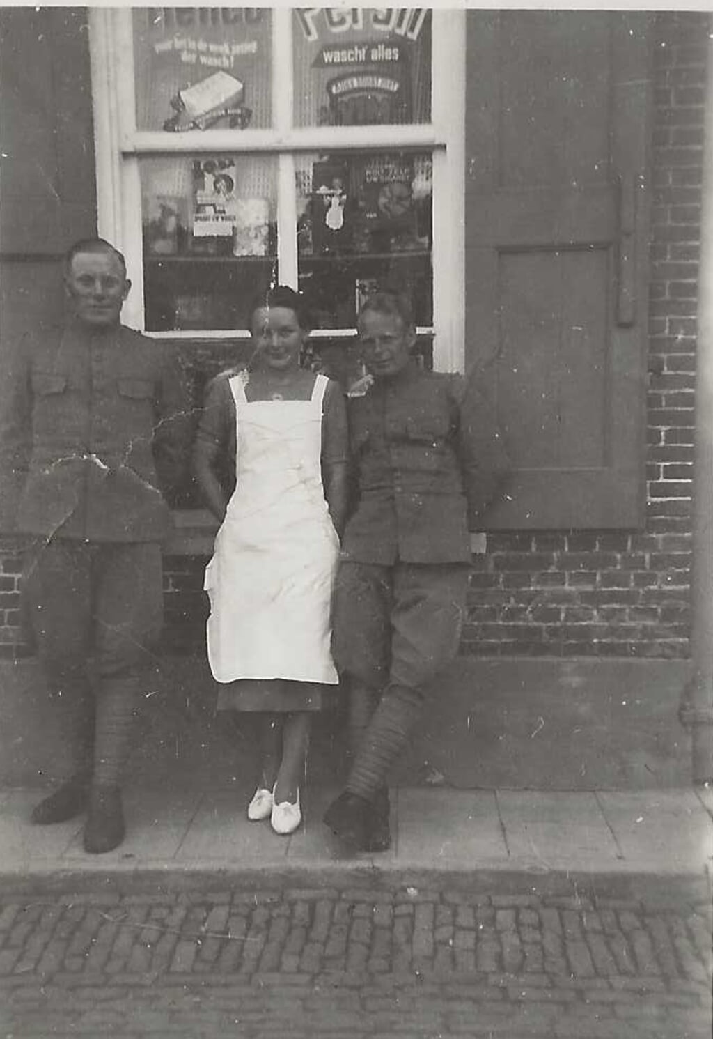 Lucia met 2 onbekende militairen(1939)