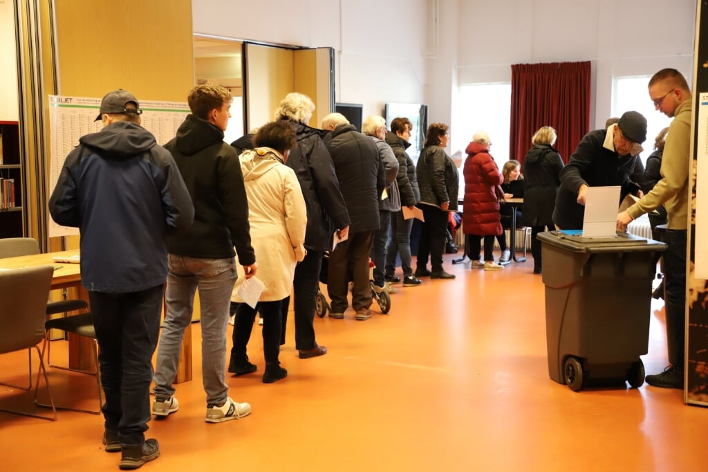 Een lange rij bij het stembureau in De Wittenhorst.