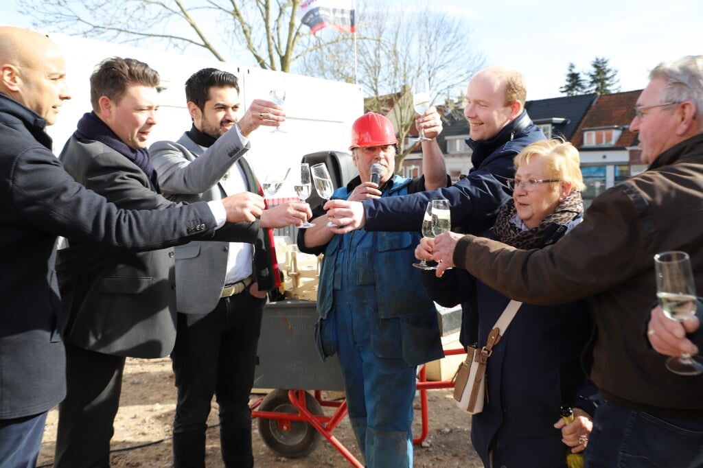 Champagnetoost op de start van de bouw van nieuwbouwappartementen in hartje Steenbergen.