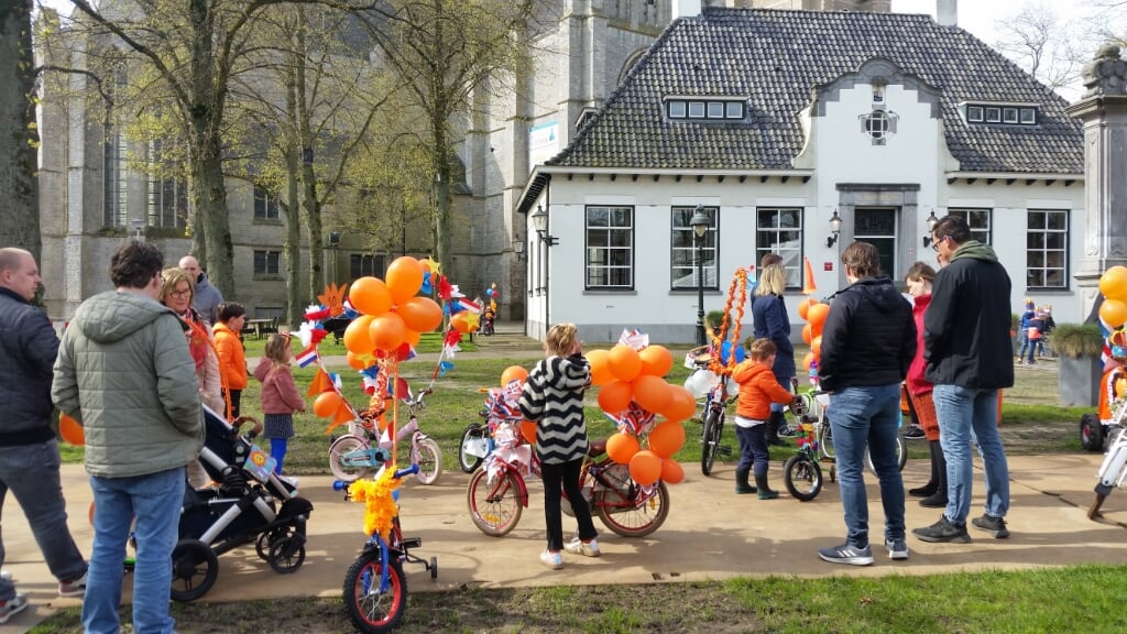 Wachtende kinderen voor vertrek versierde fietstocht