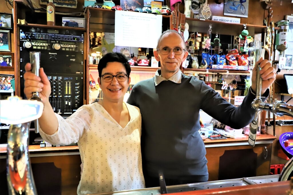 Rian en André van Vlimmeren achter de bar van hun café-zaal Tivoli in Halsteren.