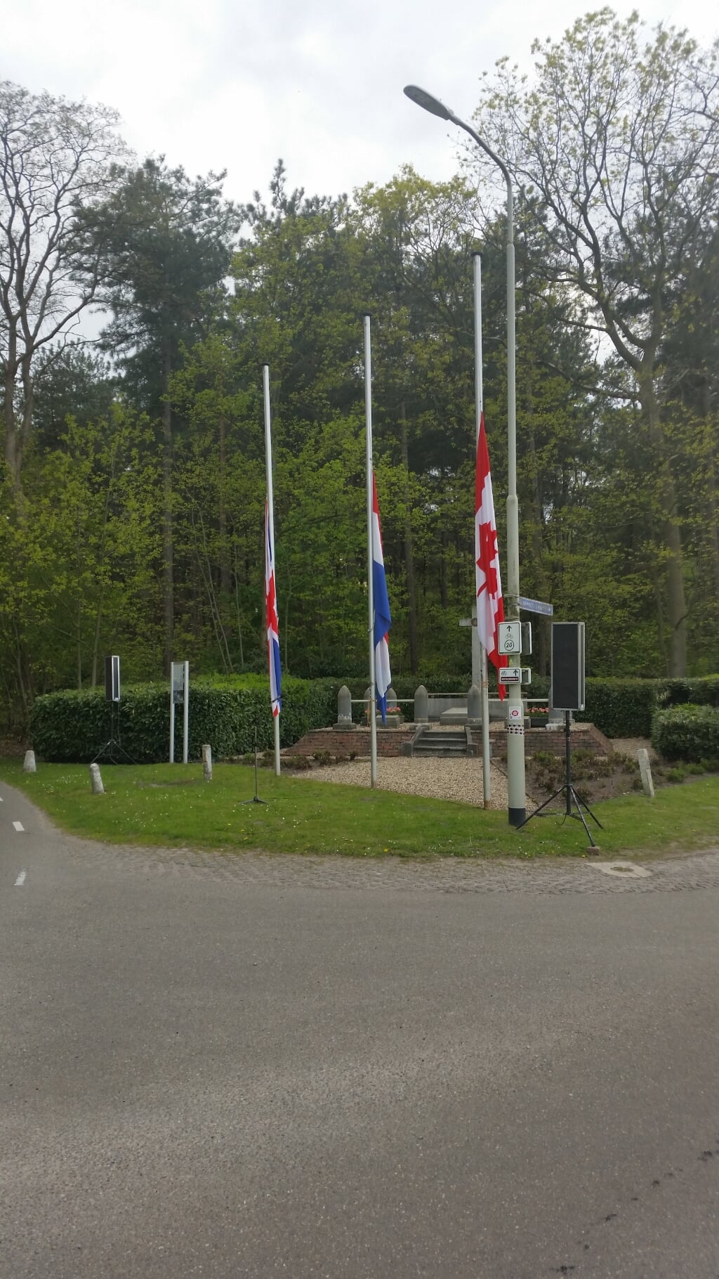 Engelse,Canadese en Nederlandse vlag halfstok