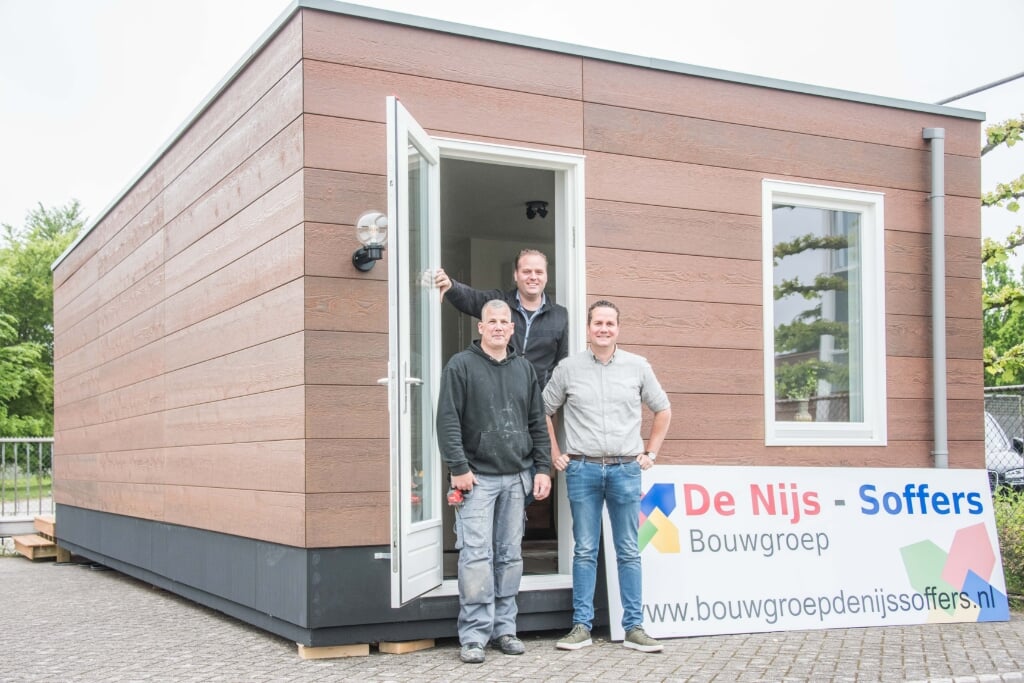 Werkplaatsleider Jamie van Steenpaal met Luc en Jeroen de Nijs bij de flexwoning