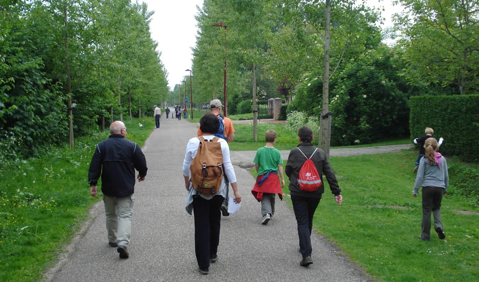 Mensen kunnen zelf (met 1,5 meter afstand) gaan wandelen.