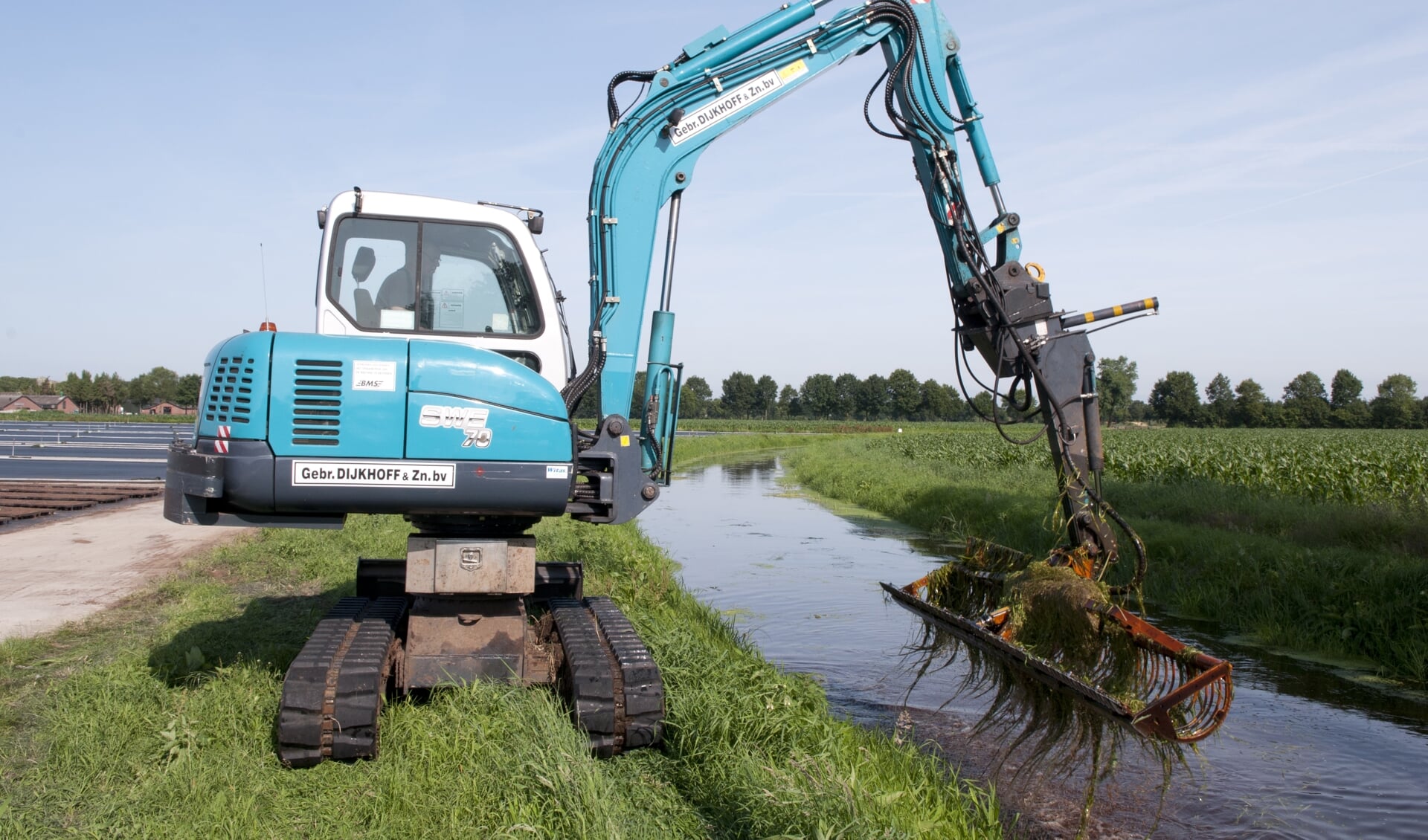 Met dit jaarlijks maaionderhoud voorkomen we dat sloten en beken dichtgroeien. 