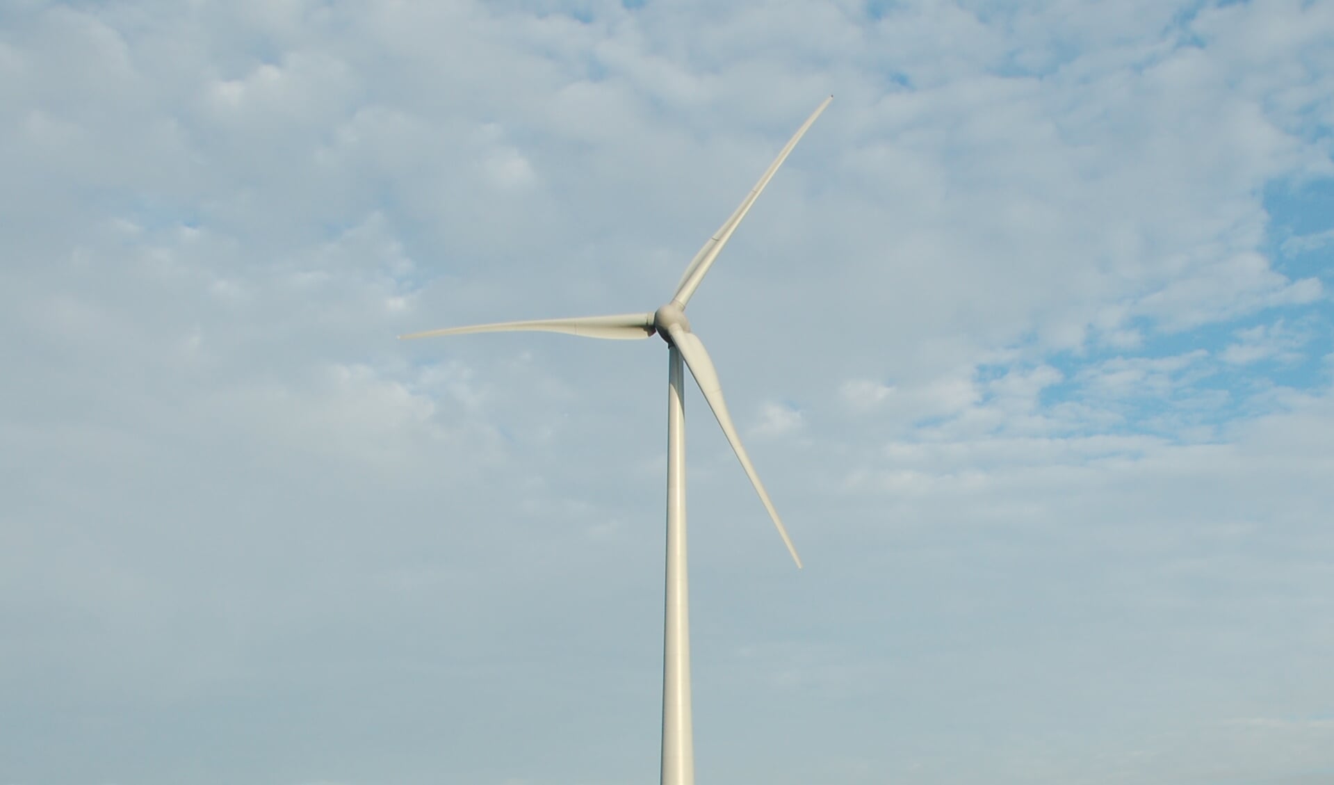 Het plan omvat het plaatsen van enorme windturbines van 250 meter in De Bleeken, op steenworp afstand van Vinkel en Loosbroek. 