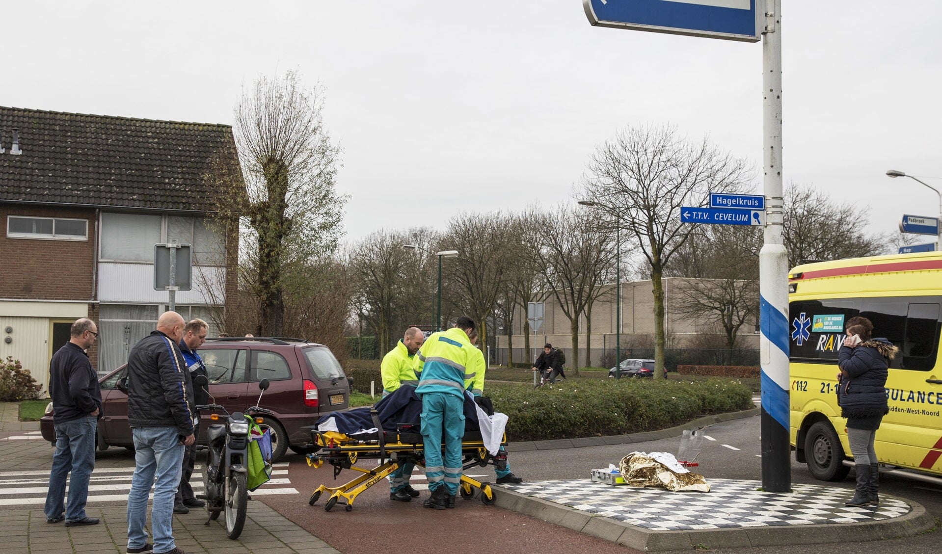 Gewonde na een val met de snorfiets op rotonde Hagelkruis-Hapsebaan in Cuijk. (foto: SK-Media)