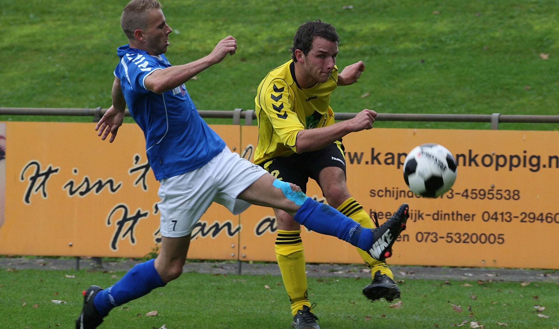 Jody van der Burgt (L) de maker van de 1-0 (Foto Peter Kuijpers)