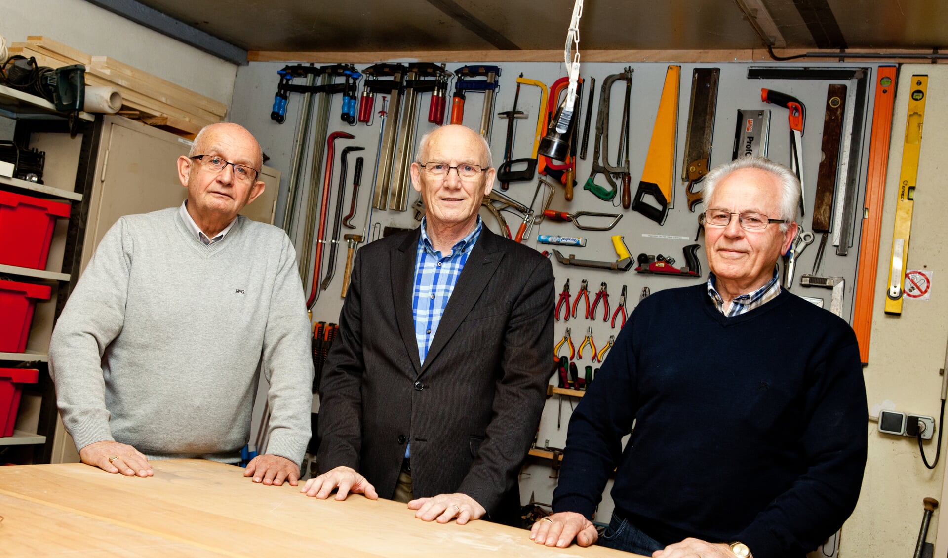V.l.n.r.: Hans van Baal, Ton Ermers en Theo Gerrits van het Senioren Hobby Centrum Mill. (foto: Diana Derks)