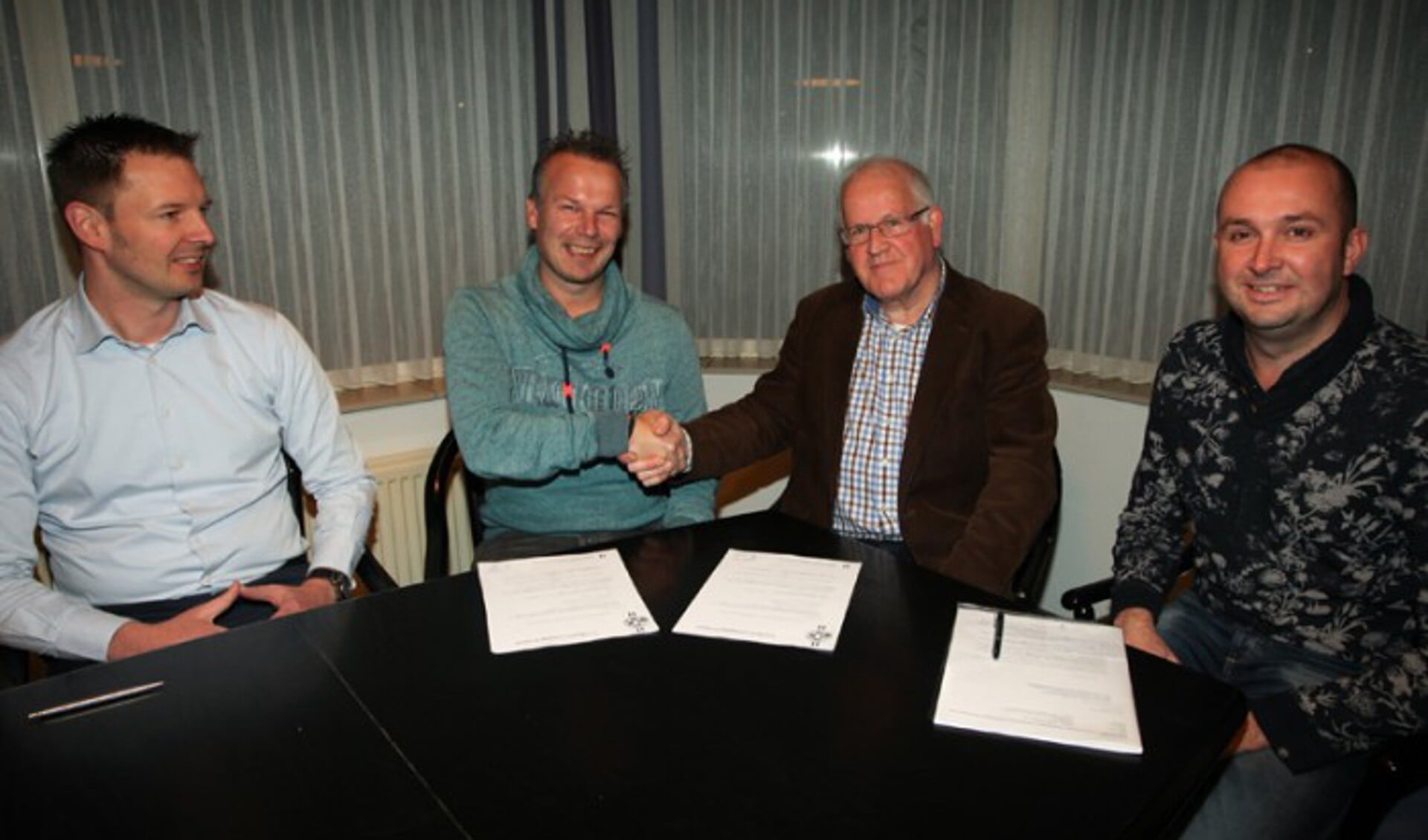 Dennis Dekkers tekent zijn contract bij Gemert en schudt voorzitter Jan Rambags de hand. Rechts Anthony Geurts.(Foto: Frans Brzoskowski/vv Gemert)