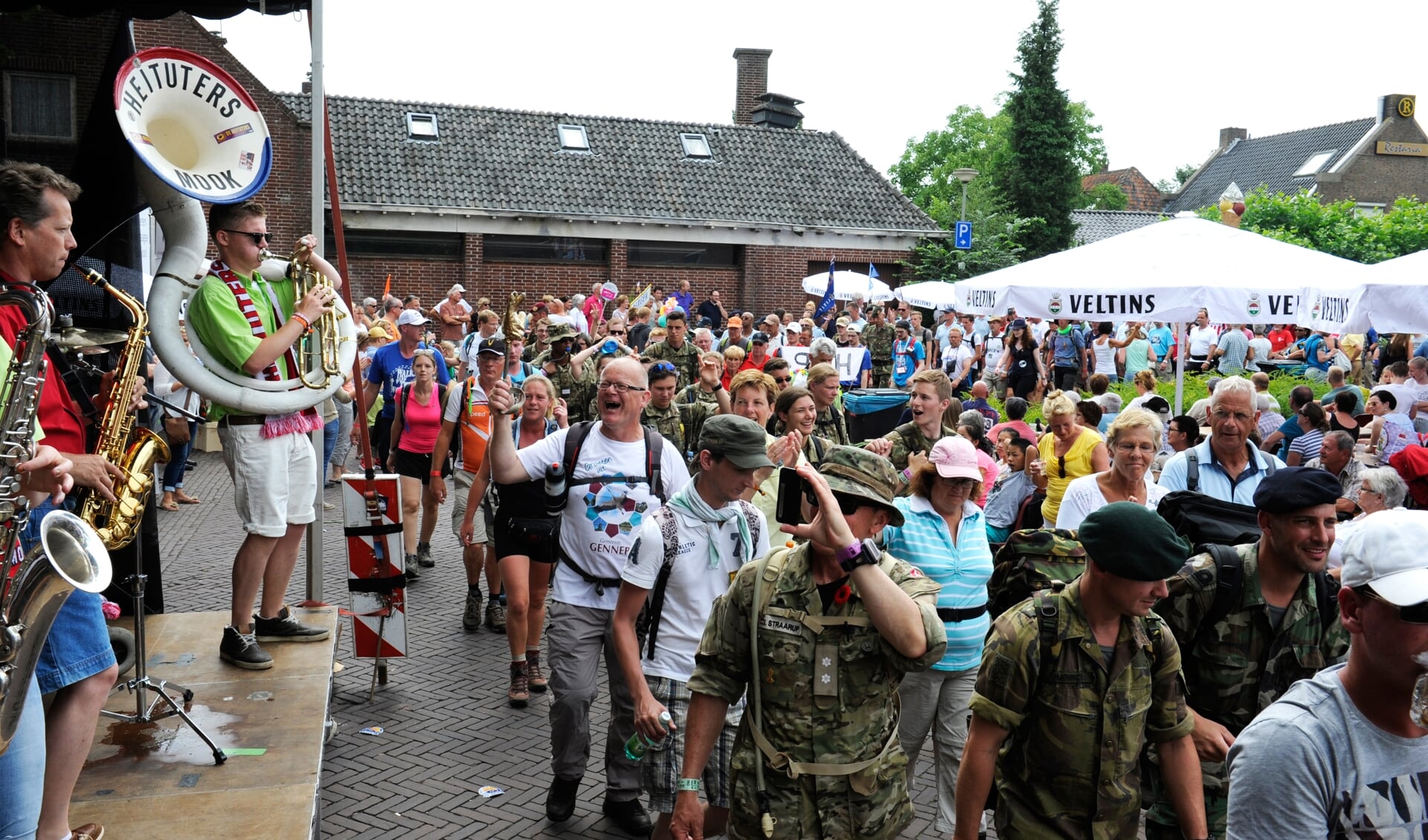 Wandelaars Nijmeegse Vierdaagse komen toch door centrum van Mill