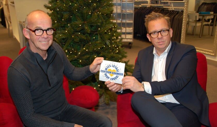 Jacques Smits overhandigt Martijn Jansen (rechts) de nieuwe sticker. (foto: Jos Gröniger, Tekstbureau Ootersom)