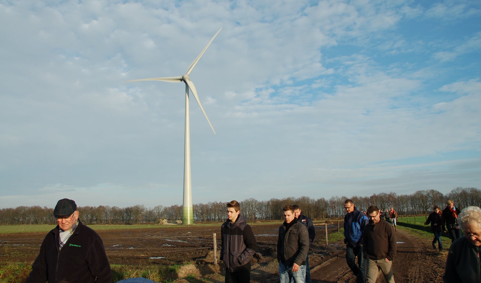 De excursiegroep brengt een bezoek aan de windturbines in Neer.