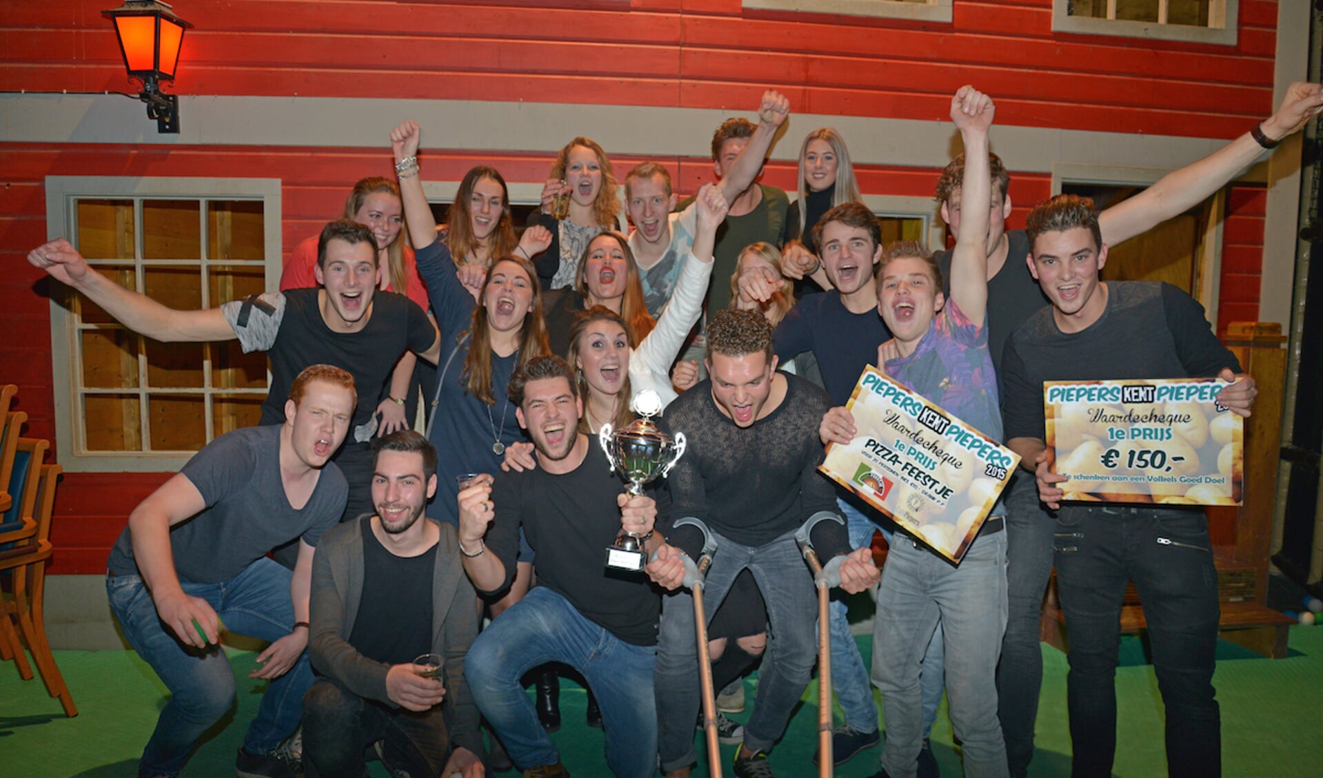 Het winnende team van de Volkelse dorpskwis. 